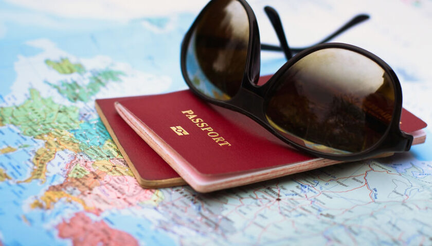 lunettes de soleil et passeport sur une carte du monde