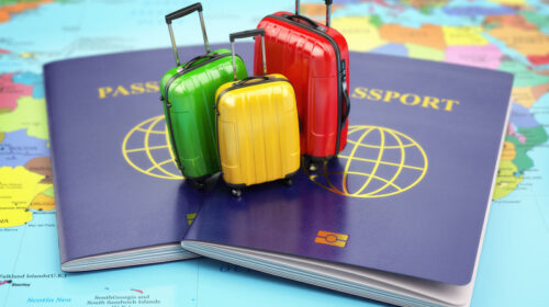valises et passeports sur une carte du monde