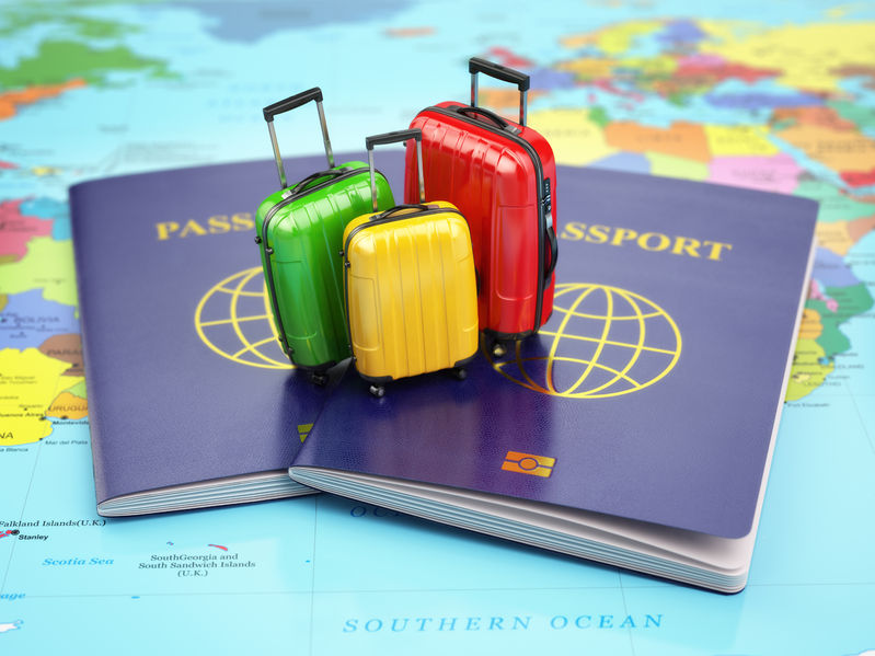 valises et passeports sur une carte du monde