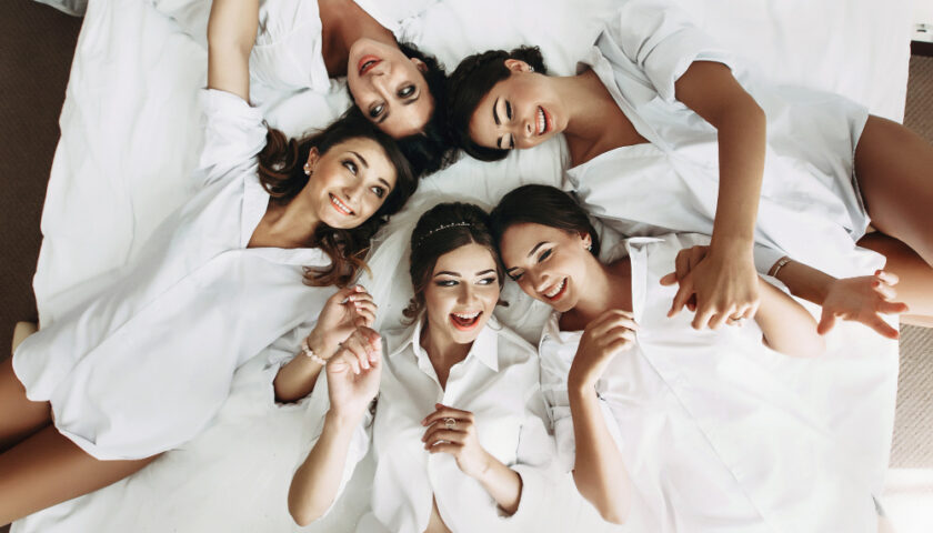 5 femmes en rond dans un lit