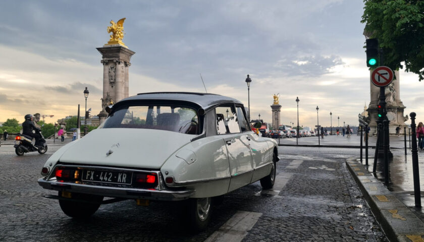 photo d'une ds ancienne devant le trocadero de paris