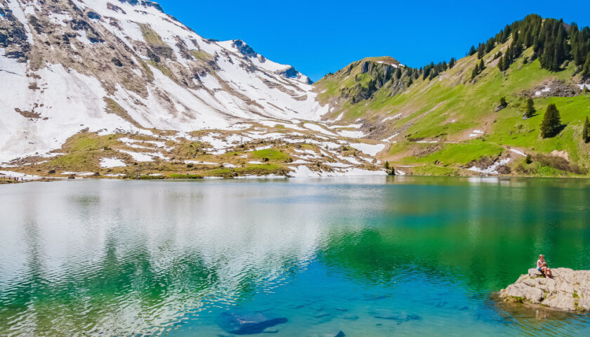 un lac dans les Alpes
