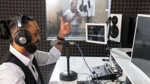 un homme travaillant dans une radio en Guadeloupe