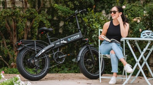 une femme à côté d'un vélo électrique