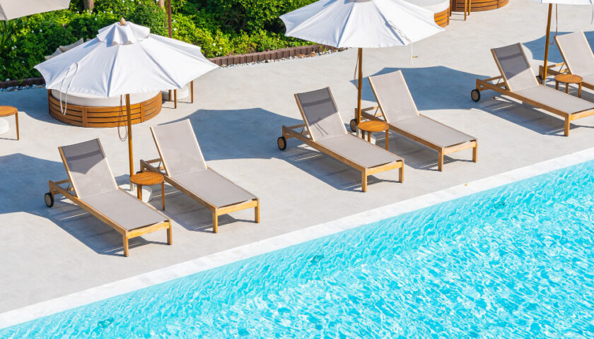 transat près d'une piscine