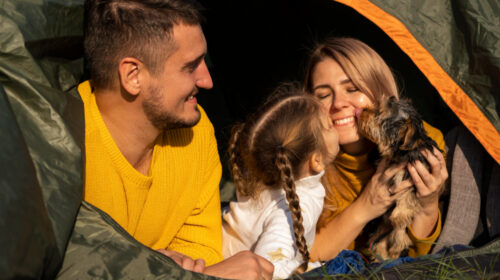 une famille dans une tente