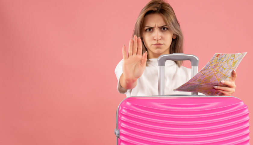femme fait signe stop avec sa main