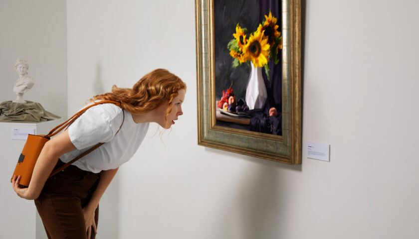 Une femme devant une peinture