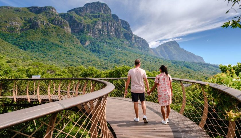 deux personnes se balladant en afrique du sud