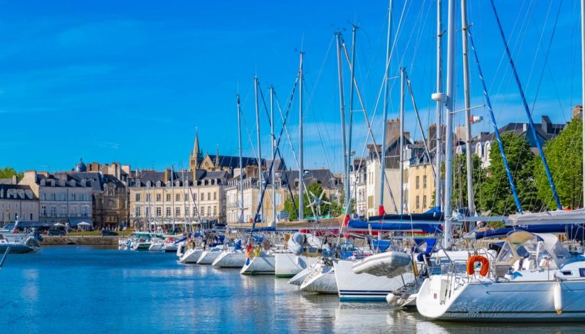 des voiliers dans un port en Bretagne