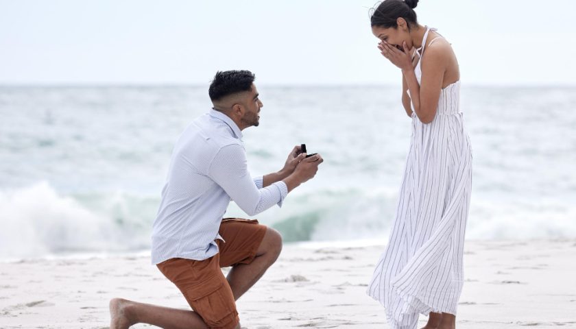 Un homme demandant une femme en mariage sur une belle plage