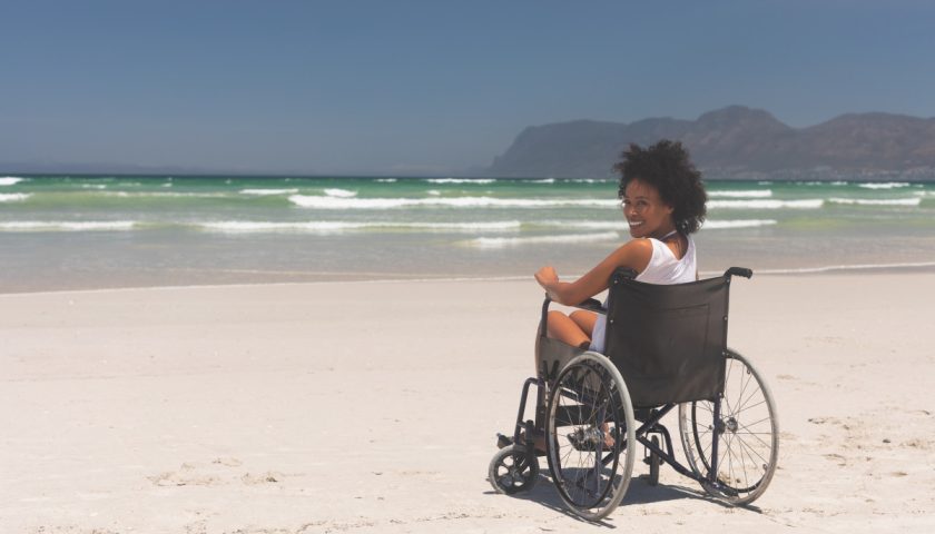 une personne dans un fauteuille roulant sur une plage