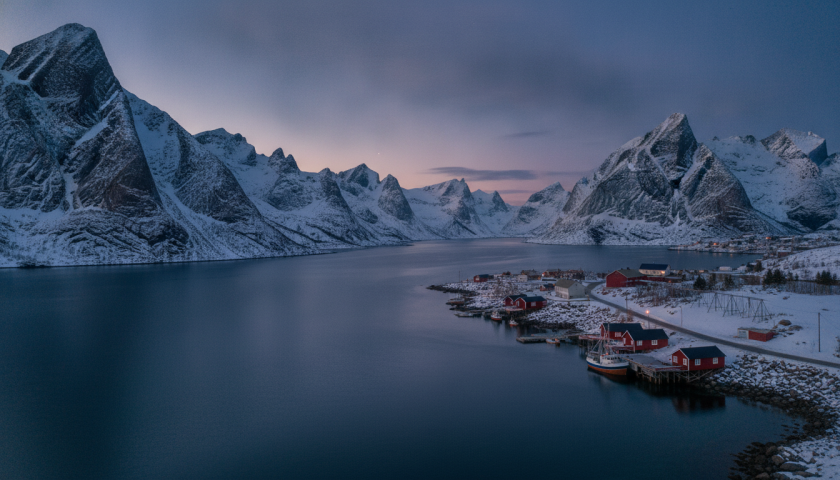 partez à la découverte des orques et baleines lors d'une exploration unique des paysages marins spectaculaires de tromsø et skjervøy en norvège. une aventure inoubliable au cœur de la nature sauvage.