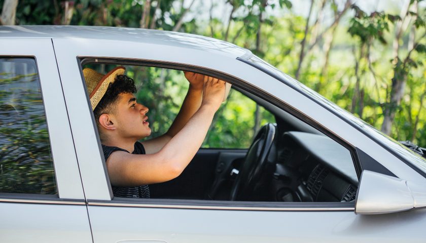 une personne au volant d'une voiture en nouvelle calédonie